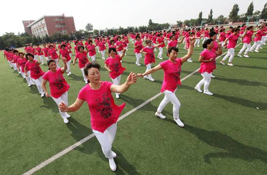 广场舞新宠，圈圈舞风潮席卷广场！